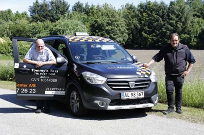 Den kostede 125.000 kroner i indkøb - uden afgift - da vognmand Tommy Nielsen (t.v.) indkøbte sin Dacia Lodgy for fem år siden. Chauffør Brian Christensen fik overdraget nøglerne med det samme. Foto: Henrik Ole Jensen