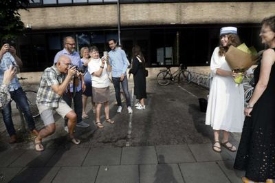 Emma Borghild Hansen er årets første student på den to-årige HF-uddannelse i Herning, og det blev foreviget af både skole, familie, venner og Folkebladet. Foto: Henrik Ole Jensen