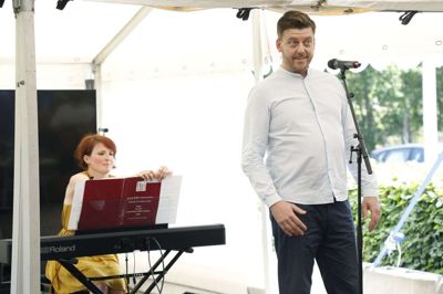 Den lokale operasanger Lars Møller forstod at underholde den afgående borgmester og de 300 gæster. Foto: Henrik Ole Jensen