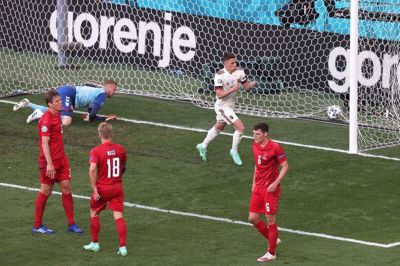 Thorgan Hazard jubler efter sin udligning til 1-1, mens skuffelsen lyser ud af de danske spillere. Foto: Ritzau Scanpix