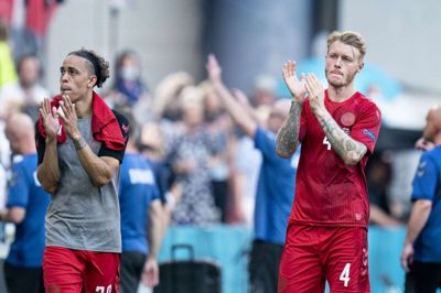 Skuffelsen er ikke til at overse, da anfører Simon Kjær og målscorer Yussuf Poulsen takker for opbakningen til de mange danske tilskuere i Parken. Foto: Liselotte Sabroe/Ritzau Scanpix