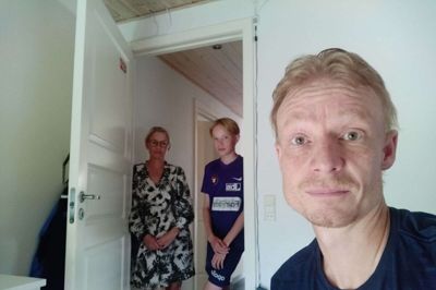 Thomas Kousgaard Kjær er ked af, at han og resten af familien ikke kan fejre sønnen Andreas Kousgaard Kjær på lørdag, hvor der skulle være konfirmation. Nu må Thomas Kousgaard Kjær være isoleret på et værelse, mens døråbningen er det tætteste, familien må komme på ham. Foto: Privatfoto