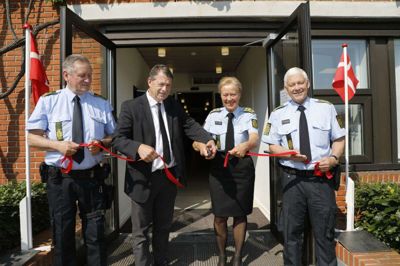 Lars Lyhne og Hans Erik Øst Jensen holdt snoren, mens politidirektør Helle Kyndesen og borgmester Ib Lauritsen i fællesskab klippede snoren. Foto: Henrik Ole Jensen