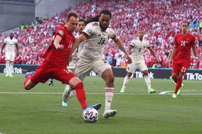Mikkel Damsgaard rykker sig fri til afslutning over for Belgiens Jason Denayer. Den 20-årige Sampdoria-spiller voldte gang på gang problemer for den belgiske defensiv. Foto: Ritzau Scanpix