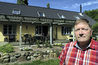Siden 1989 har Jan Andreasen boet på Gudumkærvej, hvor han driver selvstændig virksomhed. Stedet ligger som en naturskøn oase - og plages kun af nærheden til Herning Lufthavn, hvorfra flytraffikken er blevet en stressfaktor, som plager både ham og hans naboer. Foto: Bo Lundgaard