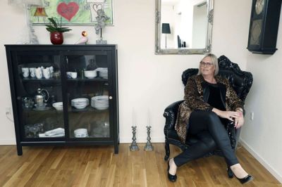For seks år siden blev Michael Simon til Maria Simone Jensen. Det har haft sin pris. - Man mister nogen undervejs, siger hun. - Men jeg skal ikke behage andre, men mig selv, og jeg skal være mig selv, siger hun. Der mangler dog noget, for at hun kan føle sig 100 procent som kvinde. Foto: Henrik Ole Jensen