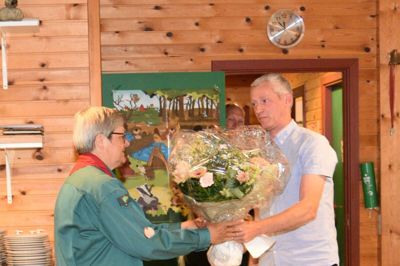 Søren Nellemann overrækker blomster til Birthe Ibsen, som har 50-årsjubilæum. Foto: Privatfoto