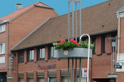 Tidligere direktør Ib Mehlsen er en af dem, der vander blomster for at få Videbæk til at se pæn ud og for at bakke op om butikkerne, der selv finansierer blomster og vand. Arbejdet er frivilligt og en del af Videbæk Rotary Klubs aktiviteter. Foto: Privatfoto