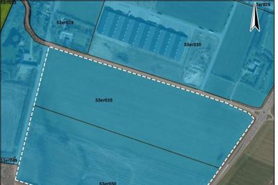Det markerede område ved Kongevejen øst for Videbæk har Ringkøbing-Skjern Kommune planer om at omdanne til erhvervsjord. Smedevirksomheden Smemek fra Fiskbæk er interesseret i at købe en fjerdedel af arealet. Foto: KORTmateriale fra Ringkøbing- Skjern Kommune.