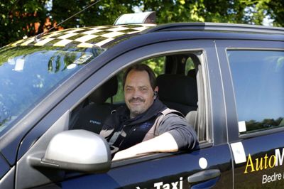 Brian Christensen blev ansat hos Tommys Taxa, da denne Dacia Lodgy blev anskaffet, så det er den 53-årige chaufførs faste køretøj. Foto: Henrik Ole Jensen