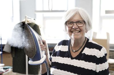 Der er »damp på kedlerne« omkring Birthe Jensen, der på onsdag, 23. juni, fylder 80 år og stadig passer jobbet hos strikproducenten Micha i Tjørring fire formiddage om ugen. Det har hun så i øvrigt gjort i sammenlagt snart 50 år med en børnepasningspause undervejs. Foto: Henrik Ole Jensen