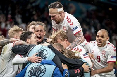 De danske spillere viste ifølge landstræner Kasper Hjulmand kammeratskab, fællesskab og evne til bare at tage sig sammen i kampen mod Rusland. Her jubler de efter en scoring mandag aften. Mads Claus Rasmussen/Ritzau Scanpix