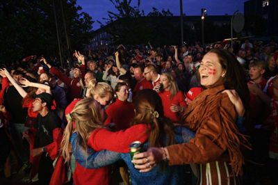 Fans på Sifs Plads i København jubler efter Danmarks sejr over Rusland mandag aften. Foto: Philip Davali/Ritzau Scanpix