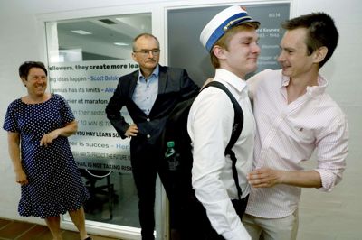 Med et 10-tal ved sidste eksamen blev 19-årige Lasse Fenger Vad fra Ikast mandag formiddag årets første student fra Handelsgymnasiet Ikast-Brande på Bøgildvej i Ikast. Få meter fra døren til eksamenslokalet stod hans forældre, Jytte Fenger og Hans Jørgen Vad, samt storebror Kristian Fenger Vad klar med hue og krammere. Foto: Henrik Ole Jensen