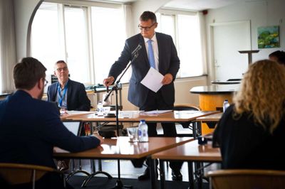 Lars Krarup kunne tirsdag for sidste gang ringe med klokken og indlede et byrådsmøde som borgmester i Herning Kommune. Byrådspolitikerne var fysisk samlet, men på grund af afstand blev mødet holdt i rådhusets kantine og ikke i byrådssalen.Foto: Tobias Nørgaard Pedersen\Herning Kommune