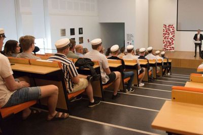 Uddannelsesleder Jesper Steen Nielsen holdt tale til studenterne. Foto: PR-foto