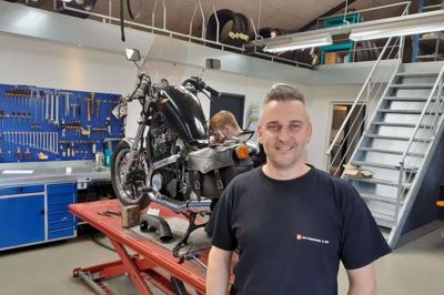 Anders Hoff er tilbudt at blive eneforhandler for Yamaha i det midt- og vestjyske. Det kræver en udvidelse på 400 kvadratmeter af værkstedet lidt uden for Simmelkær. Bag ham er det værkstedets lærling, Lucas Jæger, der er flyttet fra Kolding for at komme i lære på værkstedet ved Simmelkær. Foto: jesper Wind