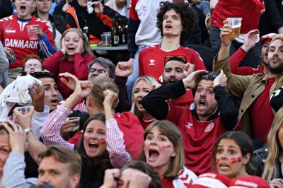 Fodboldfans ser Danmark spille landskamp mod Rusland på Sifs Plads i København mandag 21. juni. Foto: Philip Davali/Ritzau Scanpix