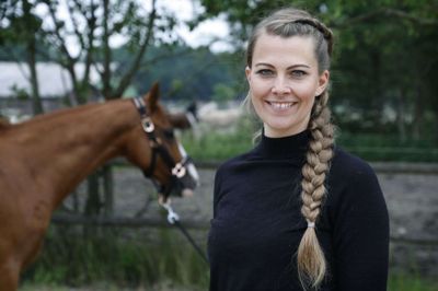 Sandra Svan Them modtager prisen som årets idrætsleder i Herning Kommune for sit utrættelige arbejde i Herning Rideklub. Her har hun også sin egen hest, Ferrari, som er en dansk sportspony. Foto: Henrik Ole Jensen