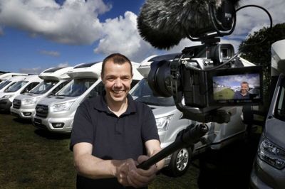 Thomas Kaspersen fra Antons Camping i Videbæk er ikke bange for at stå foran kameraet, når det handler om at præsentere udvalg og finesser ved de campingvogne og autocampere, firmaet sælger til det danske marked. Foto: Henrik Ole Jensen