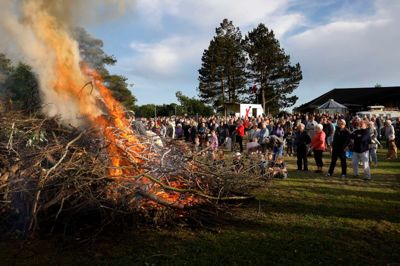 Årets sankthansbål i Sunds trak mange fra nær og fjern til, fordi andre store sankthansbål i og omkring Herning var aflyst. Foto: Henrik Ole Jensen