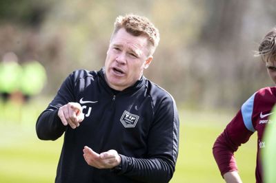 Træner Casper Johnsen så defensiv fremgang hos sit mandskab, men en enkelt situation blev straffet af Viby, og så tabte Tjørring for tredje gang i træk. Foto: Tom Laursen