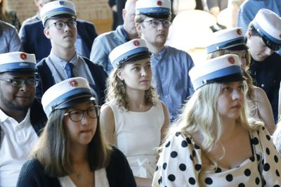 Blandt årets mange studenter som her på Herning HF & VUC har 14 unge med somalisk baggrund fået huen på. Foto: Henrik Ole Jensen