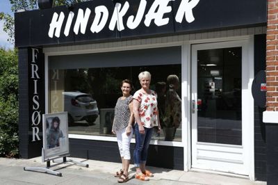 Annette Hindkær (t.v.) og Pia Kølbæk er så småt gået i gang med at pakke frisørsalonen ned, for om kort flytter man midlertidig fra Vestergade til Glentevej. Foto: Henrik Ole Jensen