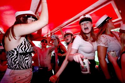 Stemningen i sådan en tætpakket studentervogn er altså bare noget for sig. Foto: Henrik Ole Jensen