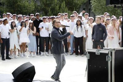 TopGunn var ikke for kendt til Herning Gymnasium, men derimod en ganske populær overraskelse for eleverne, der hurtigt dansede og sang med på rapperens hits ude i gymnasiets Grønnegården. Foto: Henrik Ole Jensen