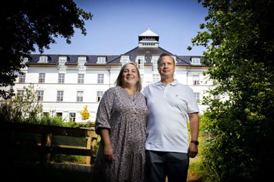 Det har hele tiden været planlagt, at bryllupsfesten skulle holdes i naturskønne omgivelser på Vejlsøhus. Mette og Thomas har flere gange været i kontakt med Vejlsøhus, fordi festen to gange er blevet udsat og alternative datoer skulle fastsættes.
