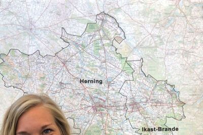Katrine Jespersen med Vist Hernings nye app, der kan downloades fra 1. juli. Foto: PR-Foto