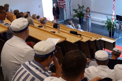 Marie Lund måtte igen og igen levere en tale til de nybagte studenter på Herningsholm. Foto: Kim Hansen