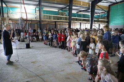 Midtjyllands Kristne Friskole nye idrætshal begynder i den grad at tage form. Fredag var lærere og elever samlet til rejsegilde i den kommende hal, der får plads til fem badmintonbaner. Foto: Henrik Ole Jensen
