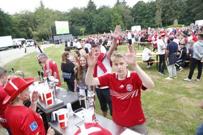 Lørdag aften var der EM-kamp på storskærm i Sdr. Anlæg. Foto: Tom Laursen