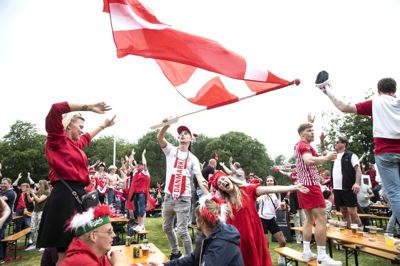 Danmarks EM-kamp mod Wales blev lørdag aften vist for op mod 1500 mennesker i Sdr. Anlæg i Herning, og de mange fremmødte fik sig en stor fodboldfest. Foto: Tom Laursen