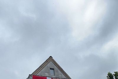 Normalt ser man det mest på tv eller i avisen, men søndag var det kendte flag at møde på sin hjemmebane på Bredgade i Videbæk. Foto: Privatfoto