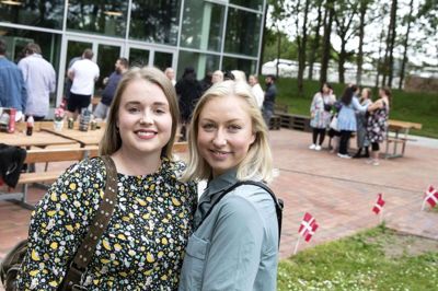 Pernille Rasmussen (t.v.) og Nanna Elisa Jørgensen føler, at de nu for alvor kan kalde sig voksne efter at have færdiggjort uddannelsen til pædagog. Foto: Tom Laursen