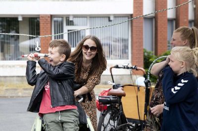Otteårige Louie Holk var sammen med sin mor, Mette Holk, med til havetraktorringridning i lørdags. Definitionen på havetraktor ser ud til at have været ret vid i denne sammenhæng. Foto: Tom Laursen