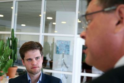Andreas Steenberg (R) og Mogens Jensen (S) glæder sig over mange Herning-elementer i ny trafikaftale, men ærgrer sig over, at det ikke lykkedes at få det sidste motorvejshul med. Foto: Tom Laursen