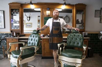 Mick Meyhoff har med salonen »The Barber 77« fået en drøm til at gå i opfyldelse. Han har selv stået for indretningen - og eksempelvis fundet frem til arbejdsstationen, der er fra 1930. I øvrigt er der her en lille detalje, da der lige kan trækkes en lille »arm« frem under bordpladen - for enden har man et askebæger. Foto: Tom Laursen