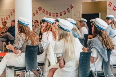 Herningsholm Erhvervsskole & Gymnasier har udklækket et hold HHX-studenter. Foto: PR-foto