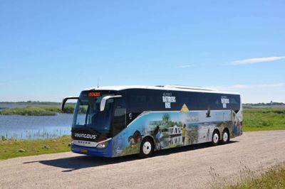 Den nye shuttlebus fra Vikingbus er folieret med motiver fra Ringkøbing Skjern Kommune og skal køre tre gange om dagen rundt om Ringkøbing Fjord, og der går en bus i begge retninger. Ideen er kommet fra Torben Follmann, som har fået garanti fra Ringkøbing-Skjern Kommune om, at kommunen dækker underskuddet, hvis det opstår. Foto: PR-foto