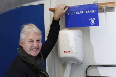 Frits Nielsen med det skilt, han satte op i omklædningsrummet i 1980’erne. Billedet er ikke fra filmen. Foto: Henrik Ole Jensen