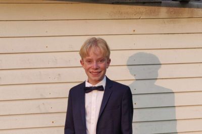 Andreas Kousgaard Kjær er trukket i det fineste festtøj i anledning af konfirmationen, der foregår i dag fra Skjern Kirke. To gange coronasmitte i familien satte en stopper for festdagen for 13 dage siden. Han endte selv med at blive smittet. Foto: Privatfoto