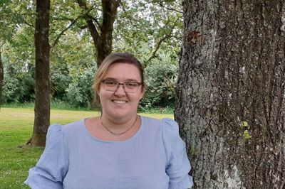 Emilie Louise Nielsen er ny sognepræst i Arnborg, Fasterholt og Rind sogne. På søndag, 4. juli, er der indsættelsesgudstjenester i alle tre sogne. Foto: Jesper Wind