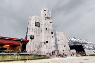 Ud mod banelegemet skal et nyt klatretårn på 40 meter give en ny dimension til Terminalen. Klatrevæggen udformes som en bjergside med forskellige sværhedsgrader og brydes mod nord af vinduer med udsyn fra lokalerne inde i bygningen. Der etableres hegn mellem klatreområdet og jernbanen. Visualisering: KHN