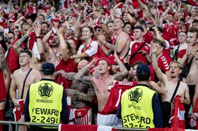 Der var mange glade danske fans på lægterne efter sejren over Tjekkiet i Baku. Men det tyder på, at der bliver færre danskere på tribunerne, når det danske landshold på onsdag spiller semifinale. Foto: Liselotte Sabroe/Ritzau Scanpix