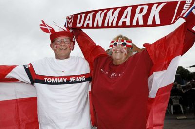 Stemningen var helt i top under fodboldfesten i juni. Ikast-Brande Ungdomsråd håber, at genfinde en del af euforien lørdag. når håndboldherrerne spiller OL-finale i Tokyo. Foto: Henrik Ole Jensen