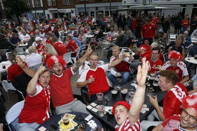 Fodboldholdet »FC Gog« fra Gadbjerg og Givskud havde taget turen til Brande for at se kampen mellem Danmark og Tjekkiet på storskærm. Foto: Henrik Ole Jensen